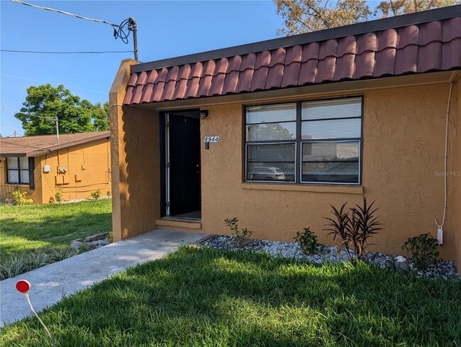 8944 Temple Terrace Hwy in Tampa, FL - Building Photo - Building Photo