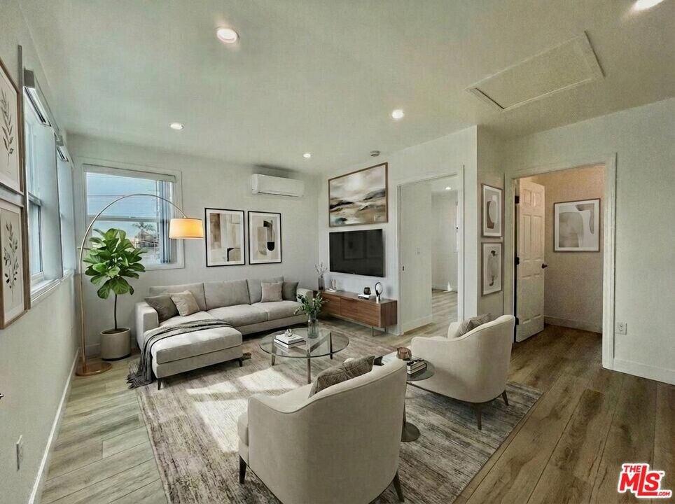 1321 1/2 Normandie Ave in Los Angeles, CA - Building Photo