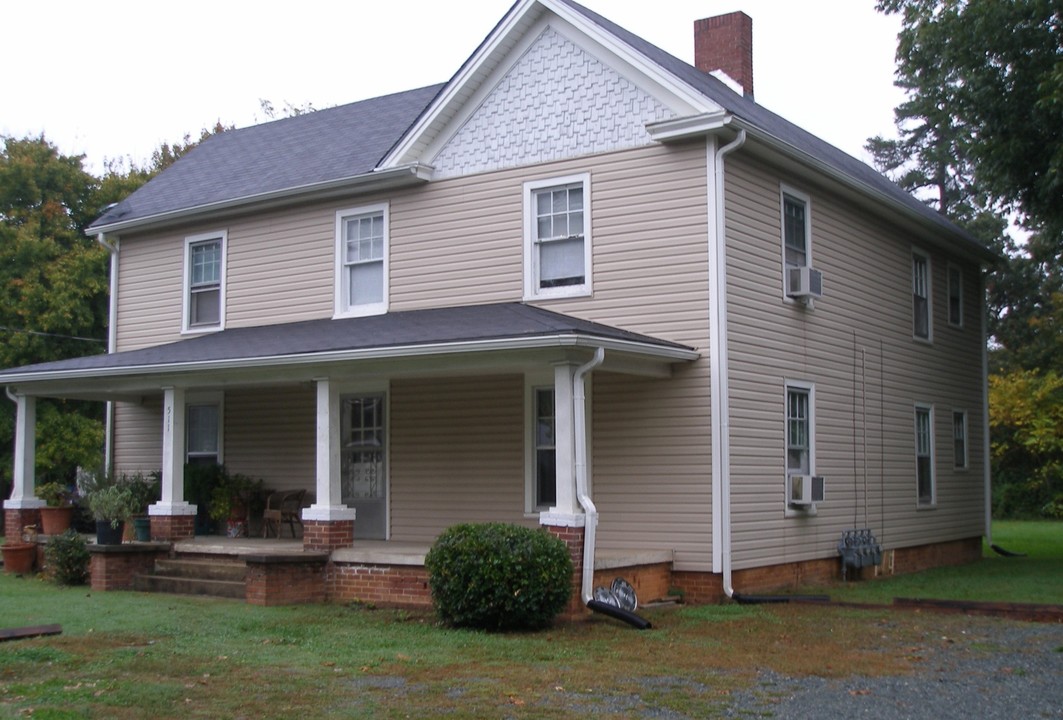 511 Cummings St in Gibsonville, NC - Building Photo