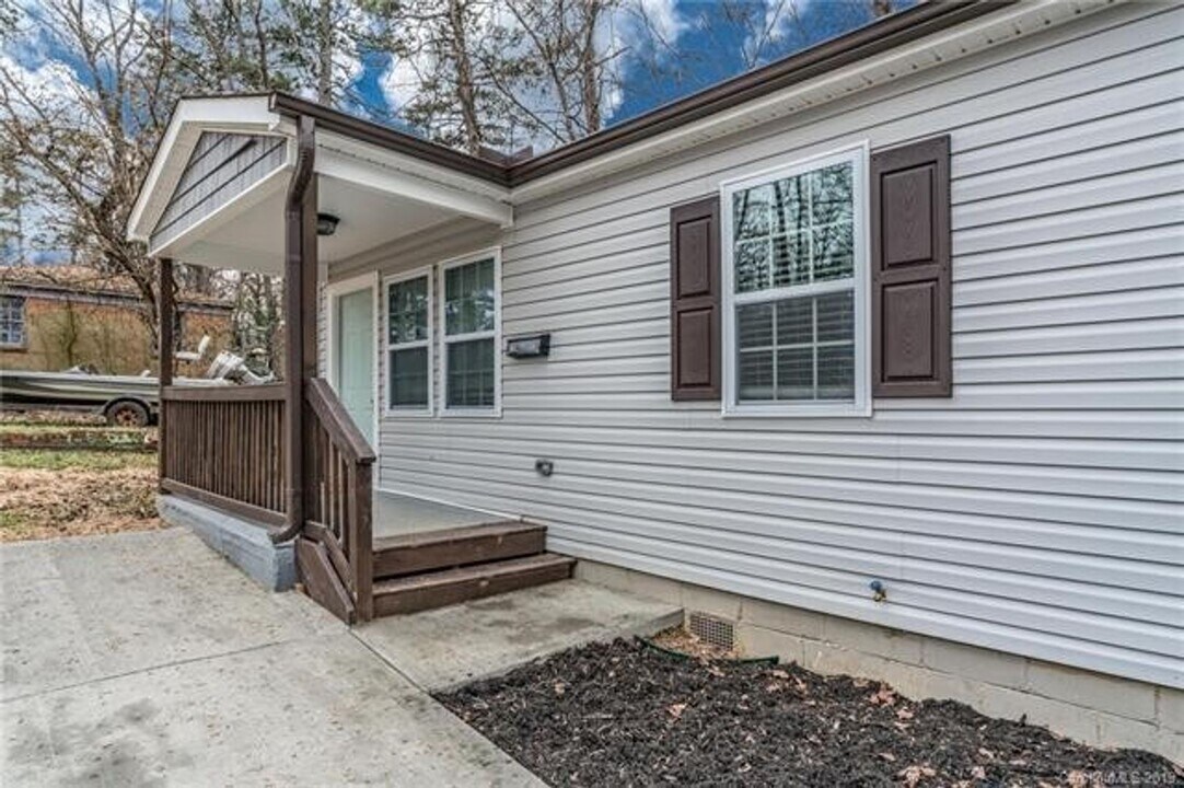 2213 Kennesaw Dr in Charlotte, NC - Building Photo