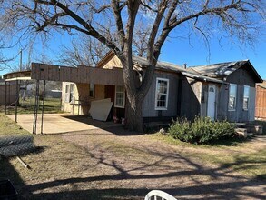 903 W 8th St in Quanah, TX - Building Photo - Building Photo