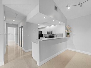 18870 NW 57th Ave in Hialeah, FL - Building Photo - Building Photo