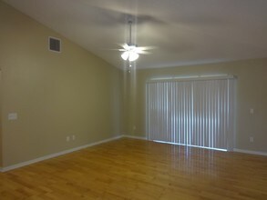 1040 Pineview Ct in Apopka, FL - Foto de edificio - Building Photo