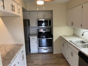 1860 W Highland Ave, Unit G-103 in Elgin, IL - Foto de edificio - Building Photo