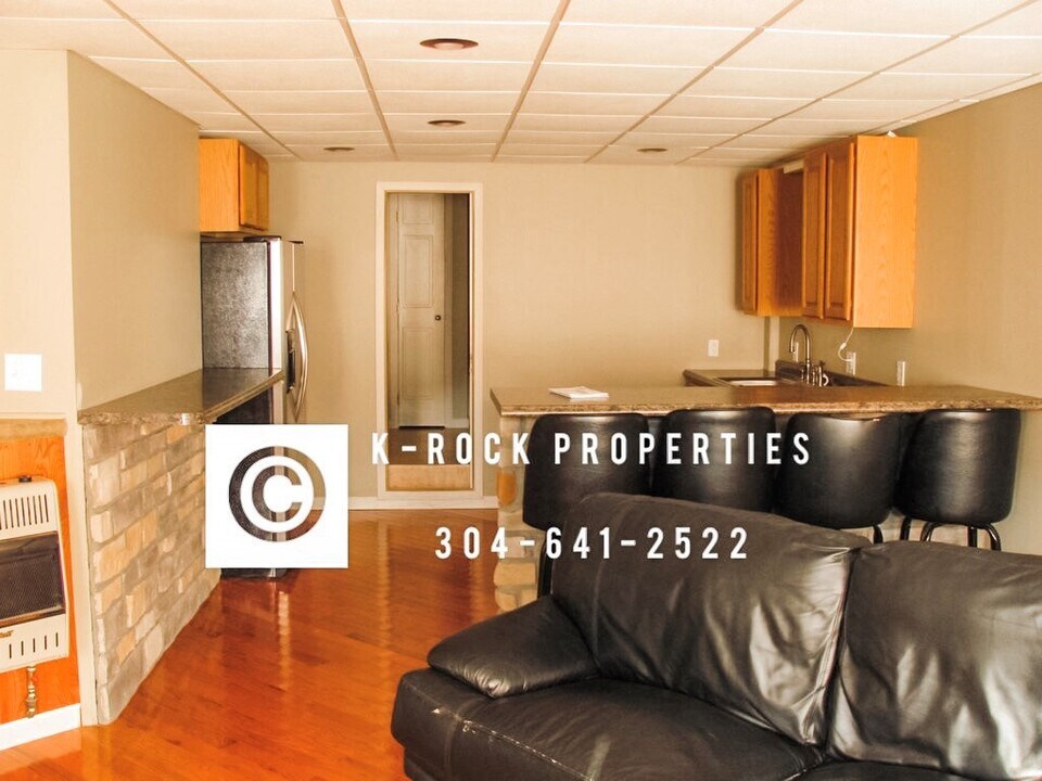 961 W Pike St in Clarksburg, WV - Building Photo