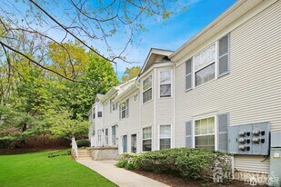 602 Cypress Ln in East Brunswick, NJ - Building Photo