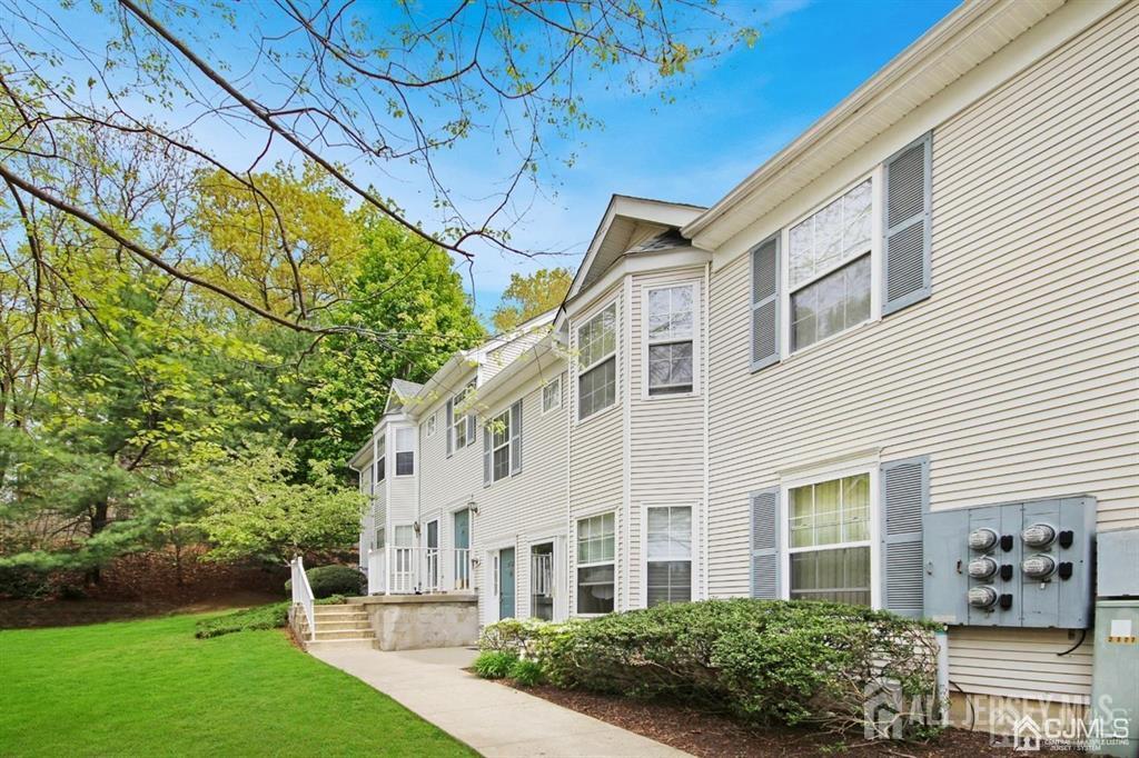 602 Cypress Ln in East Brunswick, NJ - Building Photo