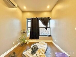 Myrtle Avenue in Queens, NY - Foto de edificio - Building Photo