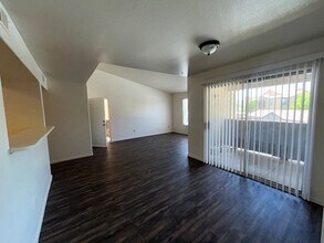 2300 E Silverado Ranch Blvd, Unit 2035 in Las Vegas, NV - Foto de edificio - Building Photo