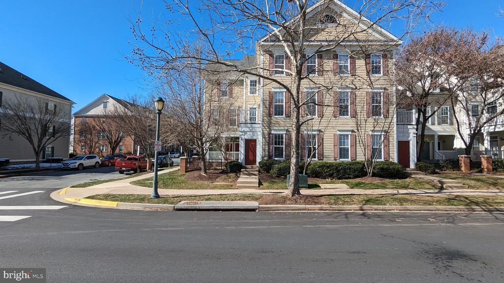 233 King Farm Blvd in Rockville, MD - Building Photo