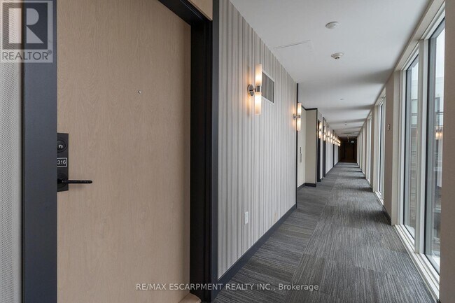 150 Sabina Dr in Oakville, ON - Building Photo - Building Photo