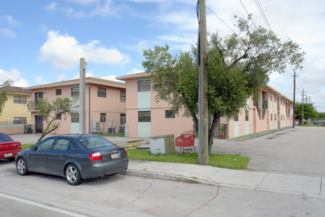 1501-A W 41st St in Hialeah, FL - Building Photo - Building Photo