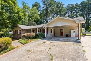 824 Hickory Ridge Rd SW in Lilburn, GA - Building Photo