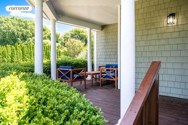 15 Seasons Ln in Southampton, NY - Building Photo - Building Photo
