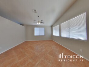 3223 S 73rd Dr in Phoenix, AZ - Foto de edificio - Building Photo