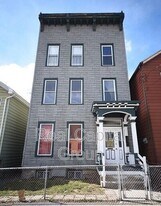 137 Main St in Cohoes, NY - Building Photo