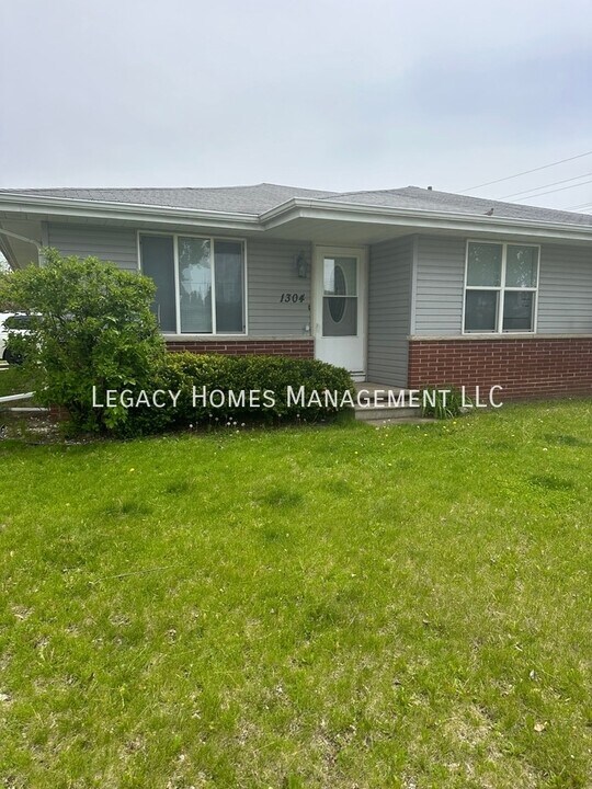 1304 Vandenbroek Rd in Little Chute, WI - Building Photo