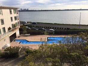 6 Admiral Dr in Emeryville, CA - Building Photo - Building Photo