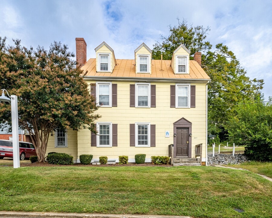 205 Garden St in Farmville, VA - Building Photo