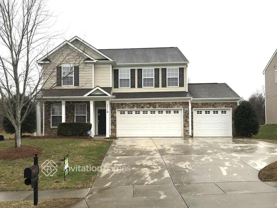 5718 Verrazano Dr in Waxhaw, NC - Building Photo
