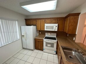 8560 N Sherman Cir in Miramar, FL - Building Photo - Building Photo