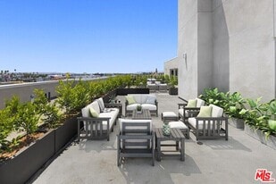 2783 Francis Ave in Los Angeles, CA - Building Photo