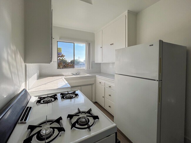 5919-5925 Crenshaw Blvd in Los Angeles, CA - Building Photo - Building Photo