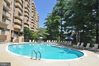 1101 S Arlington Ridge Rd, Unit 216 in Arlington, VA - Building Photo - Building Photo