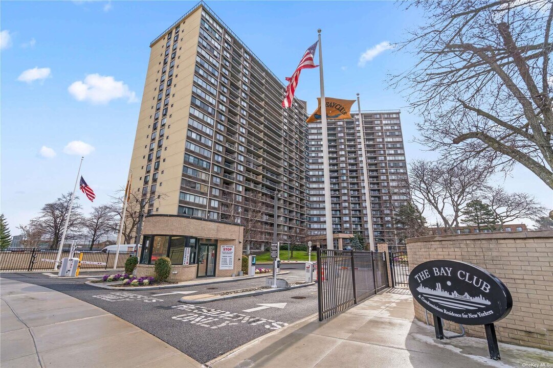 1 Bay Club Dr in Queens, NY - Building Photo