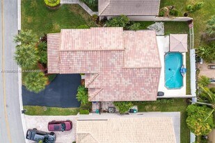 7685 NW 62nd Way in Parkland, FL - Building Photo