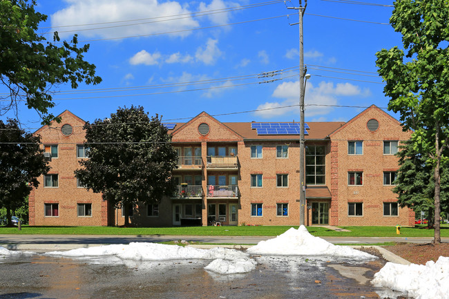 Allanview Place in Barrie, ON - Building Photo - Building Photo