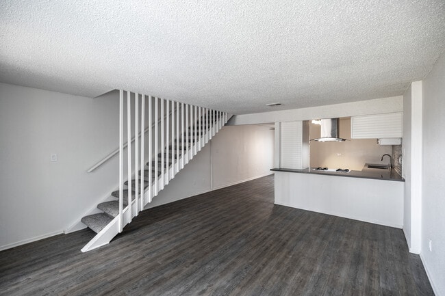 Villa Pacific Townhomes in Westminster, CA - Foto de edificio - Interior Photo