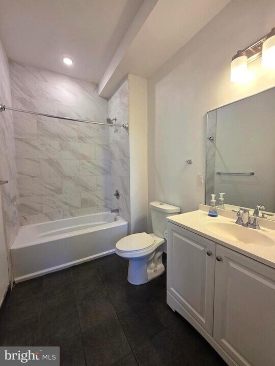 742 S 4th St in Philadelphia, PA - Building Photo