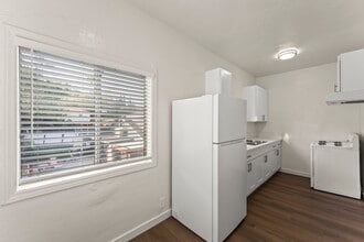 5391 Huntington Dr, Unit Unit 106 in Los Angeles, CA - Building Photo - Building Photo