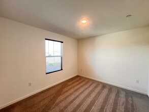 8603 Lunascape Ave in Bakersfield, CA - Building Photo - Building Photo