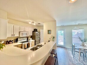 6900 E Riverside Dr, Unit 28 in Austin, TX - Building Photo - Building Photo