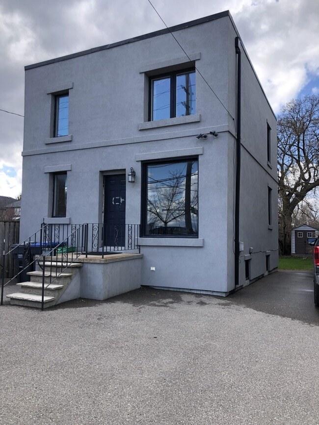 property at 899 Lakeshore Rd E