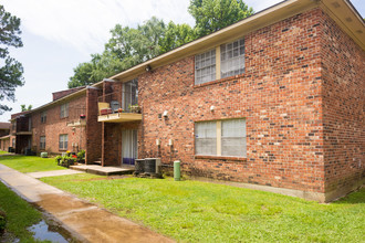 Lone Oak Apartments in Baton Rouge, LA - Foto de edificio - Building Photo