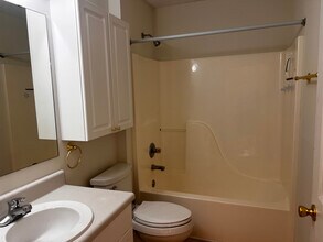 8080 Castle Pointe Way in Pensacola, FL - Foto de edificio - Building Photo