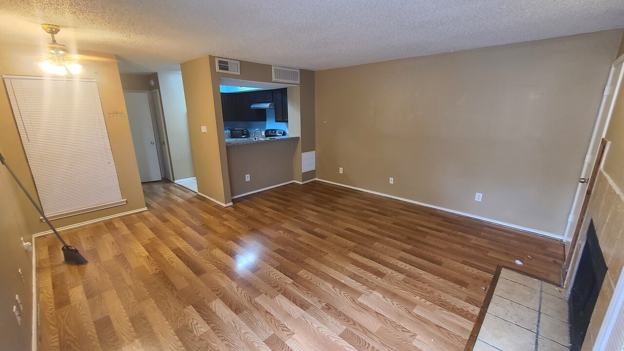 9825 Walnut St in Dallas, TX - Building Photo