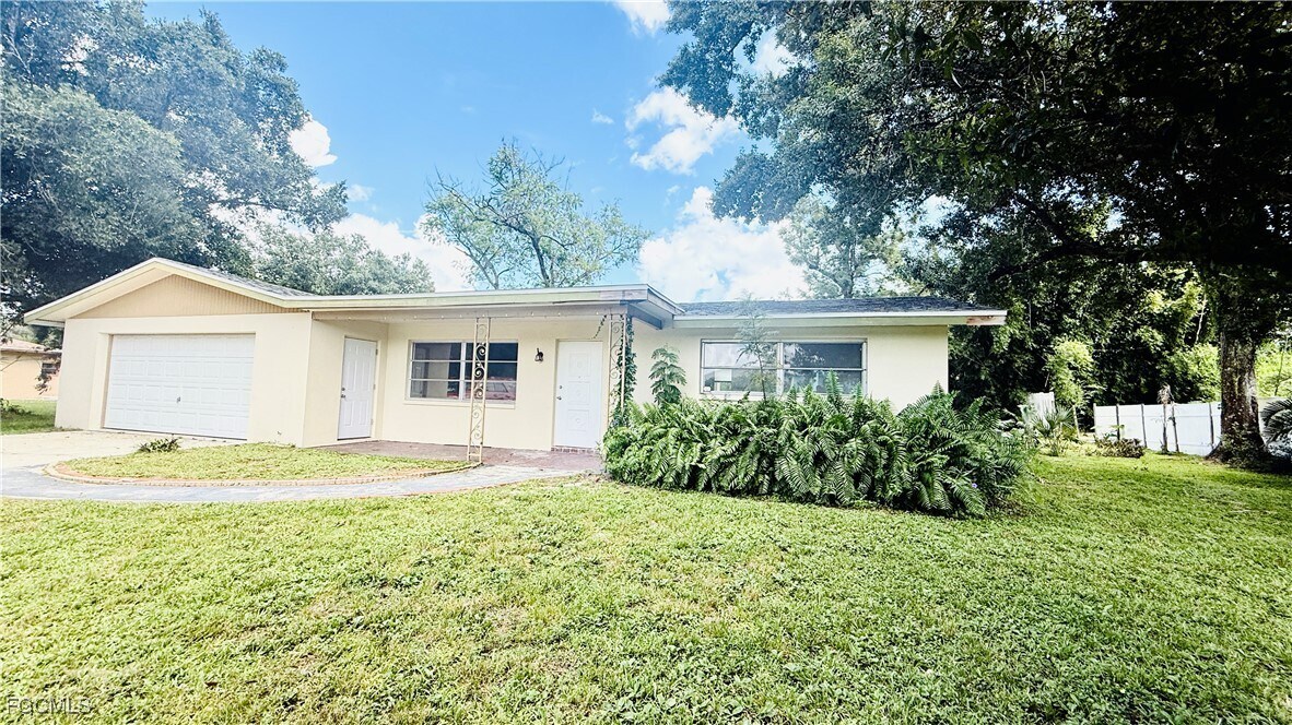 1260 Betmar Blvd in North Fort Myers, FL - Building Photo