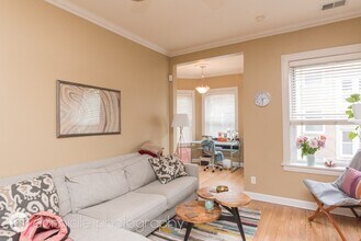 863 W Cornelia Ave, Unit 2 in Chicago, IL - Building Photo - Building Photo