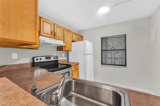 6301 N University Dr in Tamarac, FL - Building Photo - Building Photo