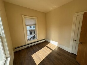 133 S Cottage St, Unit Upper in Whitewater, WI - Building Photo - Building Photo