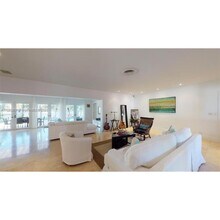 6015 Pine Tree Dr in Miami, FL - Foto de edificio - Building Photo