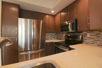 2150 Camino De La Reina in San Diego, CA - Building Photo - Building Photo