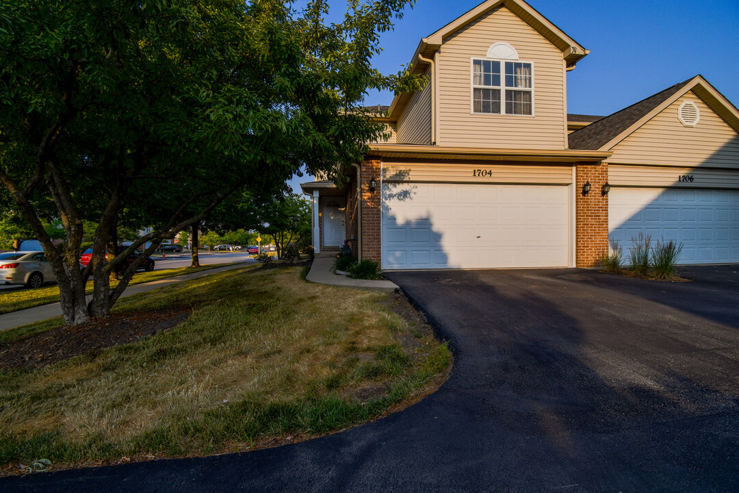 1704 Windward Ave in Naperville, IL - Building Photo