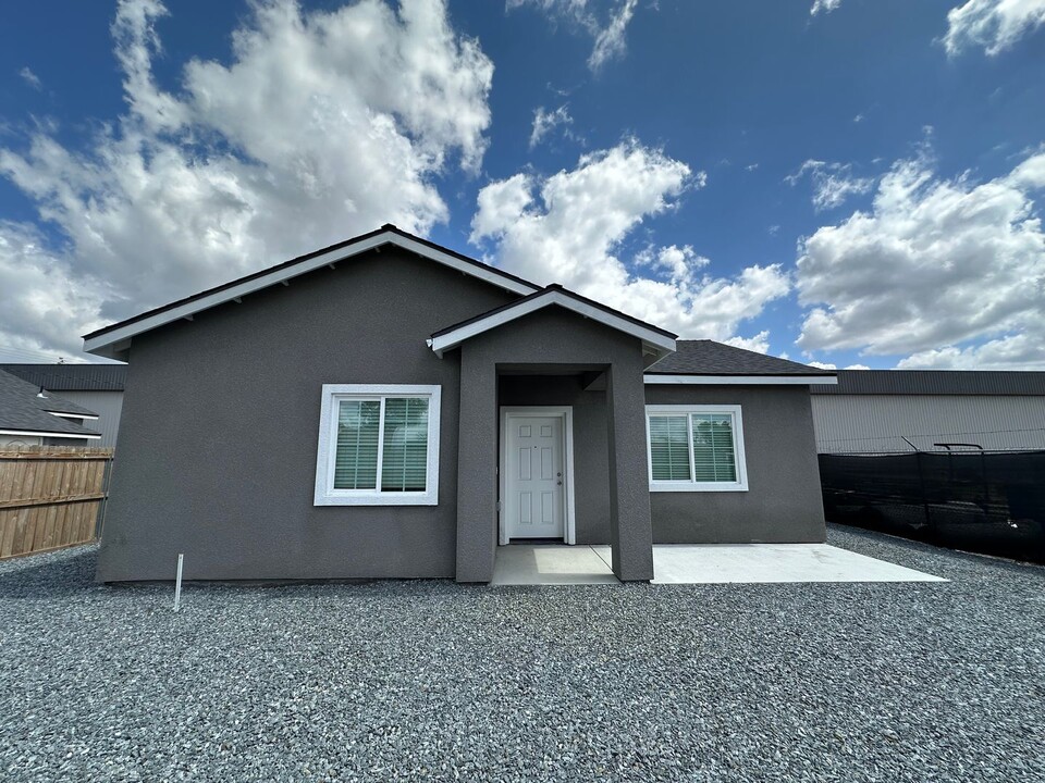1047 E Douglas Ave in Visalia, CA - Building Photo