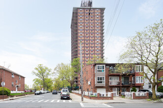 Electchester Towers East in Fresh Meadows, NY - Foto de edificio - Building Photo