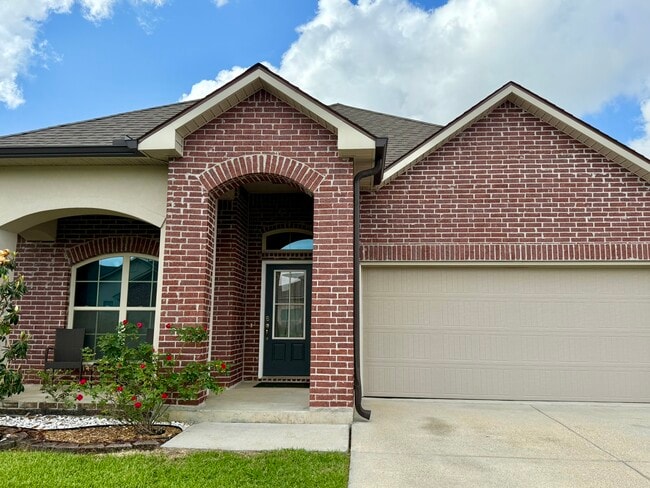 2240 N Lake Michele Cir in Lake Charles, LA - Building Photo - Building Photo